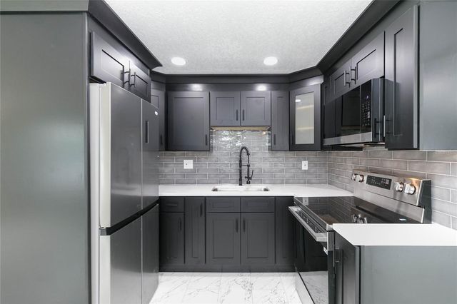 8723 N RIVER FOREST CIRCLE, Tampa, FL 33604