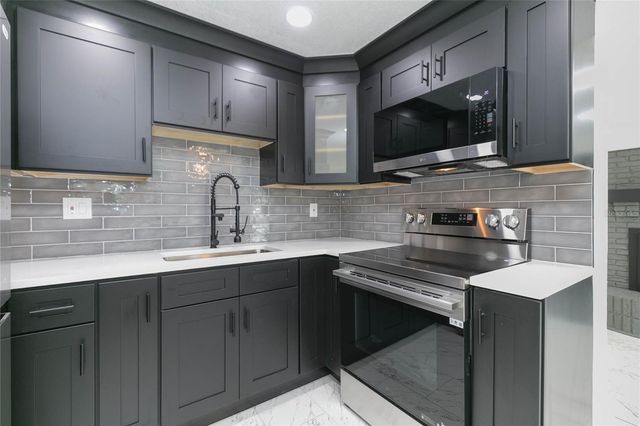 8723 N RIVER FOREST CIRCLE, Tampa, FL 33604