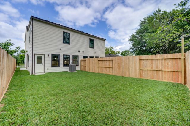 4554 Newberry Street B, Houston, TX 77051
