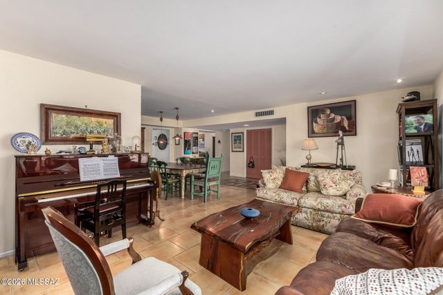 6901 N Montezuma Drive, Tucson, AZ 85718