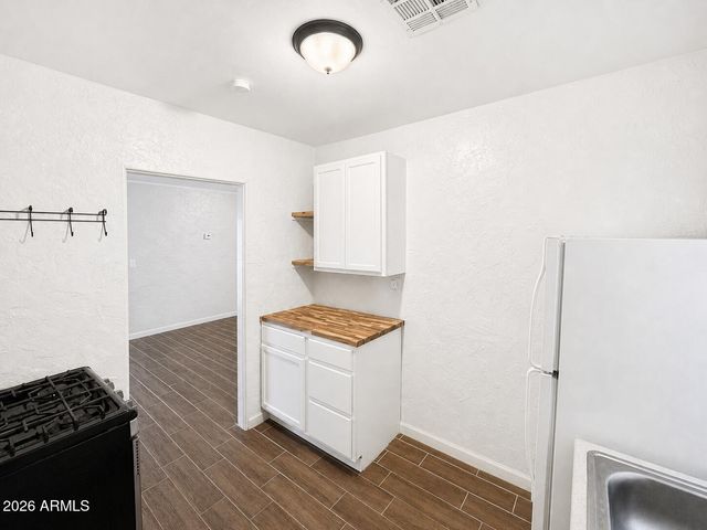 5913 W PALMAIRE Avenue B, Glendale, AZ 85301