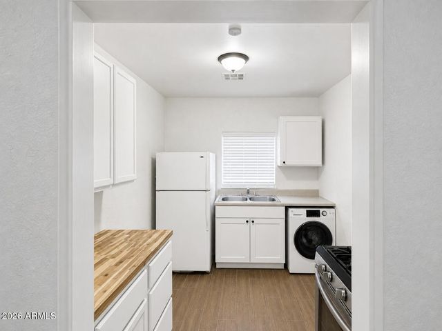 5913 W PALMAIRE Avenue B, Glendale, AZ 85301
