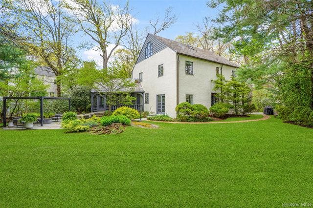 2 Vine Place, Larchmont, NY 10538