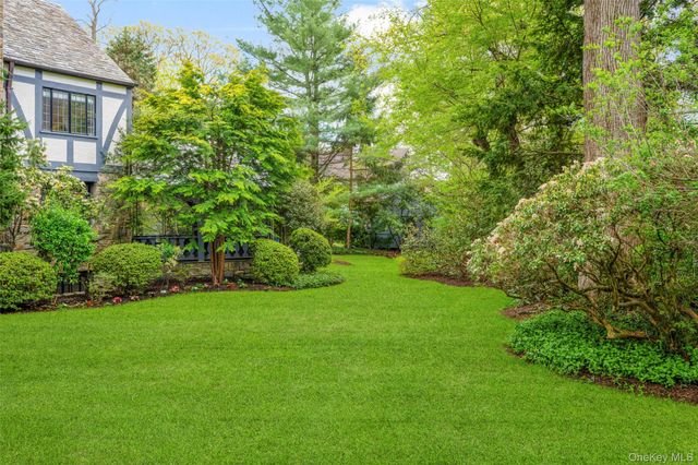 2 Vine Place, Larchmont, NY 10538