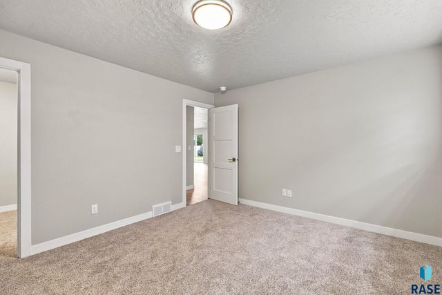 4220 N Astoria Dr Drive, Sioux Falls, SD 57107