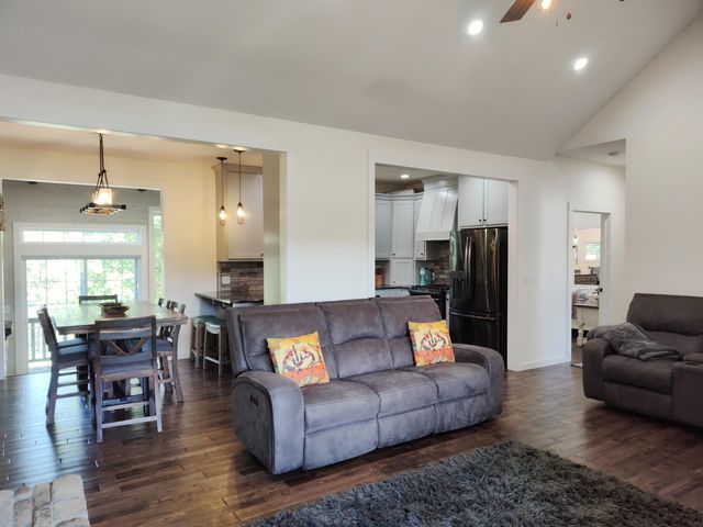 2373 E 540th Road, Buffalo, MO 65622