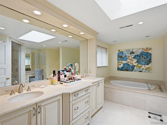 1281 Twin Maples Lane, Bloomfield Hills, MI 48301
