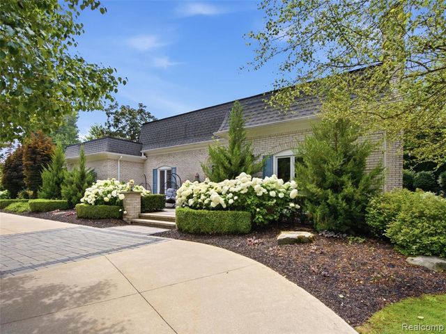 1281 Twin Maples Lane, Bloomfield Hills, MI 48301