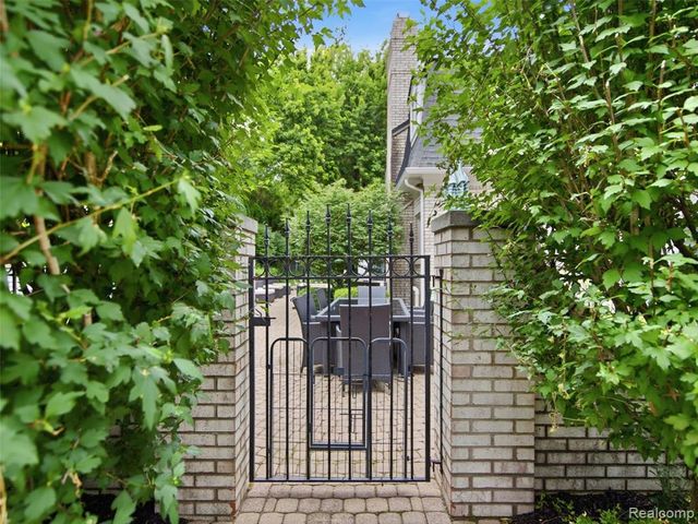 1281 Twin Maples Lane, Bloomfield Hills, MI 48301