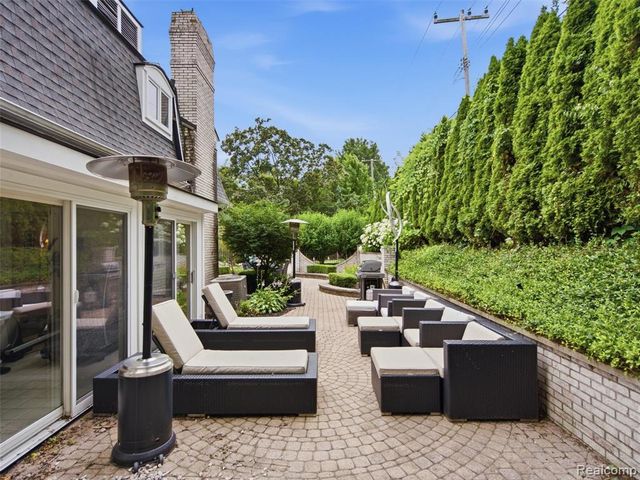 1281 Twin Maples Lane, Bloomfield Hills, MI 48301