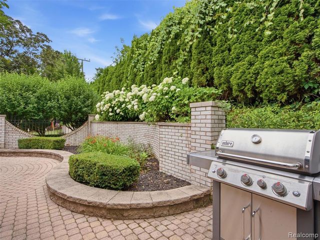 1281 Twin Maples Lane, Bloomfield Hills, MI 48301
