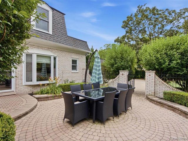 1281 Twin Maples Lane, Bloomfield Hills, MI 48301