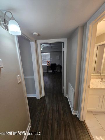 5025 Wayneland Drive, B12, Jackson, MS 39211