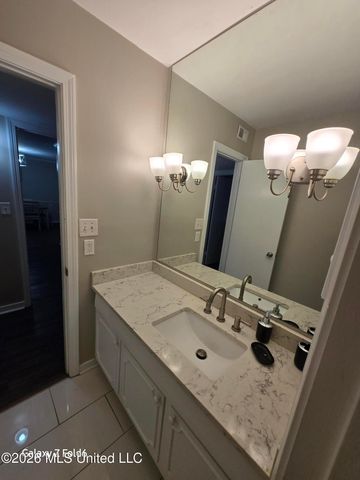 5025 Wayneland Drive, B12, Jackson, MS 39211