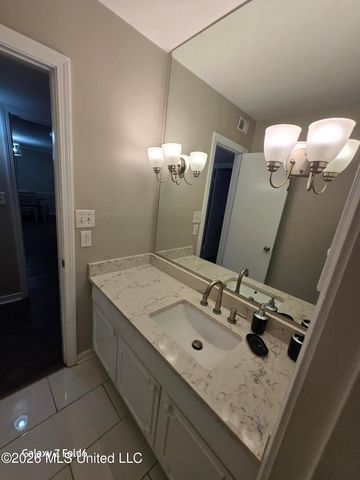 5025 Wayneland Drive, B12, Jackson, MS 39211
