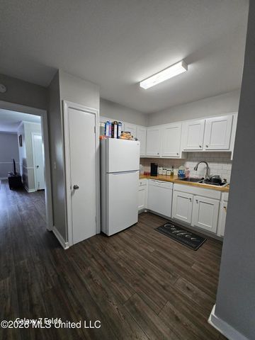 5025 Wayneland Drive, B12, Jackson, MS 39211