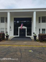 5025 Wayneland Drive, B12, Jackson, MS 39211
