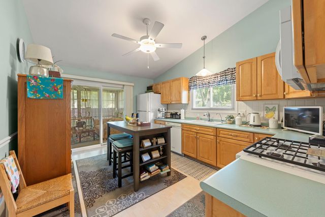 2S111 Waltham Court, Warrenville, IL 60555