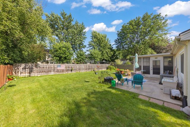 2S111 Waltham Court, Warrenville, IL 60555