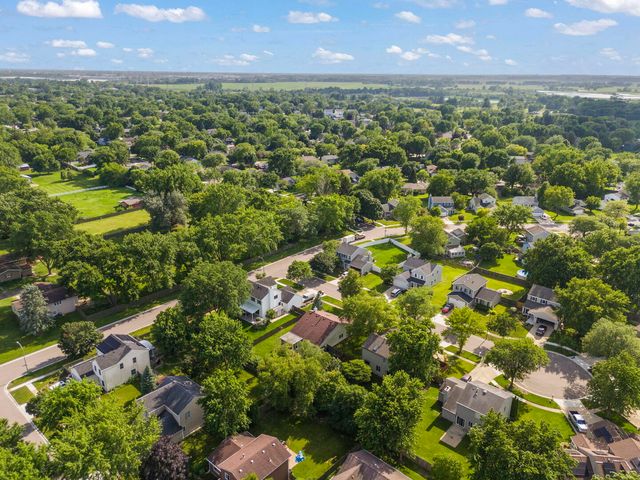 2S111 Waltham Court, Warrenville, IL 60555