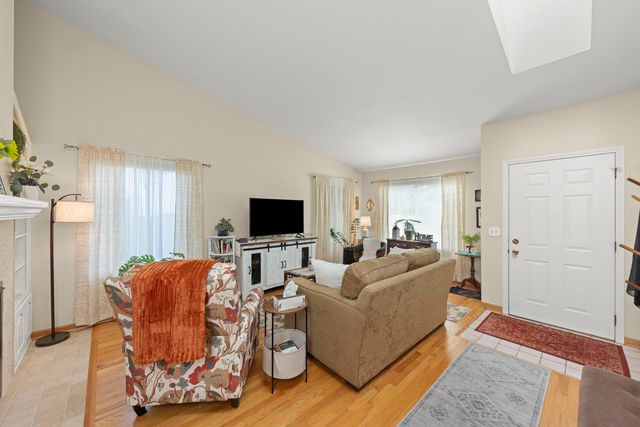 2S111 Waltham Court, Warrenville, IL 60555