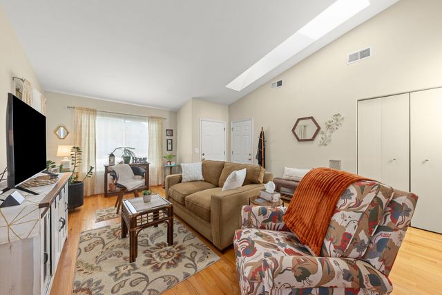 2S111 Waltham Court, Warrenville, IL 60555