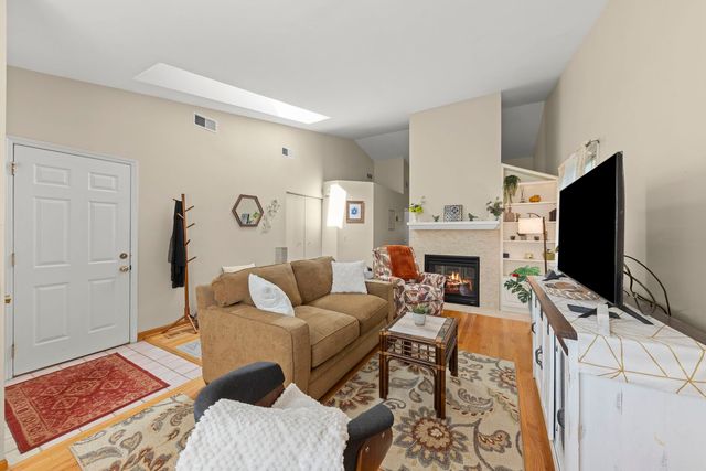 2S111 Waltham Court, Warrenville, IL 60555
