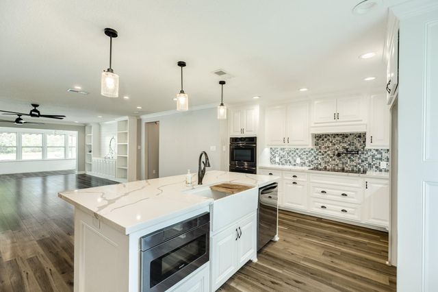 1100 Western Avenue, Angleton, TX 77515