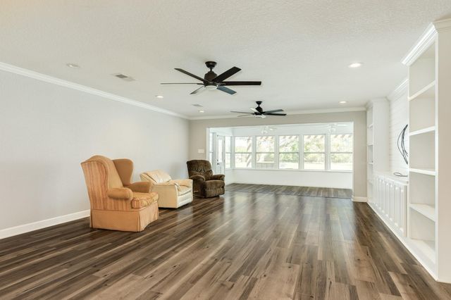 1100 Western Avenue, Angleton, TX 77515