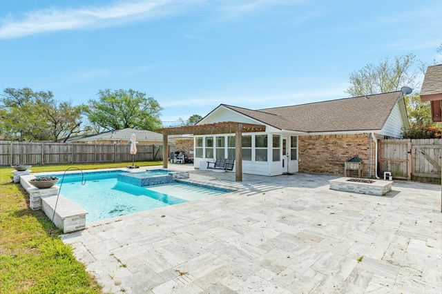 1100 Western Avenue, Angleton, TX 77515