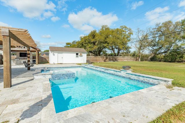 1100 Western Avenue, Angleton, TX 77515