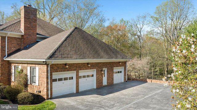 532 WALKER RD, Great Falls, VA 22066