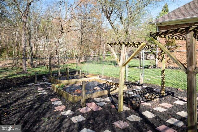 532 WALKER RD, Great Falls, VA 22066