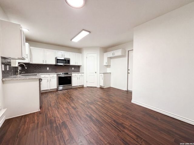 8423 BERRY KNOLL DR, Universal City, TX 78148