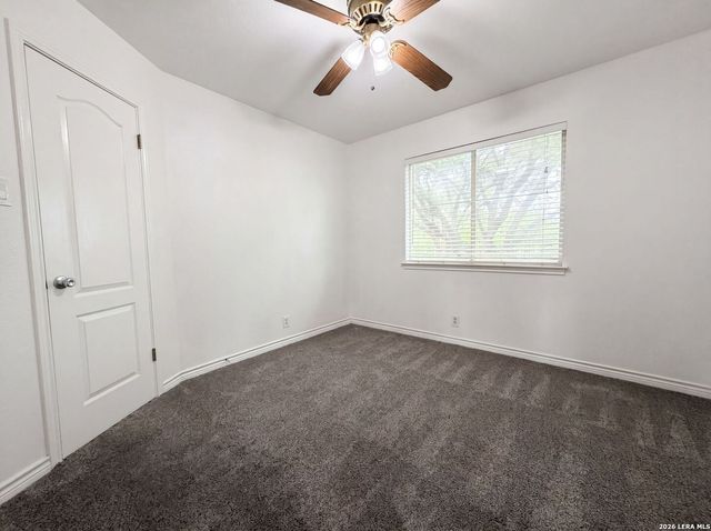 8423 BERRY KNOLL DR, Universal City, TX 78148