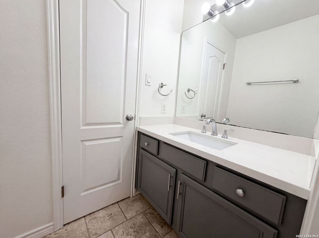 8423 BERRY KNOLL DR, Universal City, TX 78148