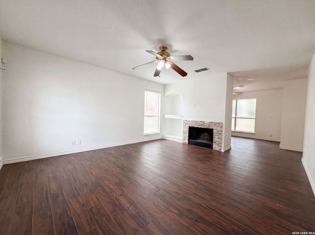 8423 BERRY KNOLL DR, Universal City, TX 78148