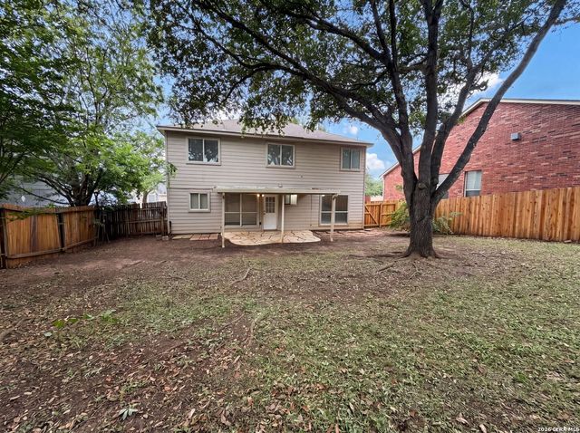 8423 BERRY KNOLL DR, Universal City, TX 78148