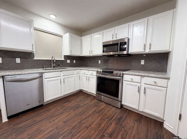 8423 BERRY KNOLL DR, Universal City, TX 78148