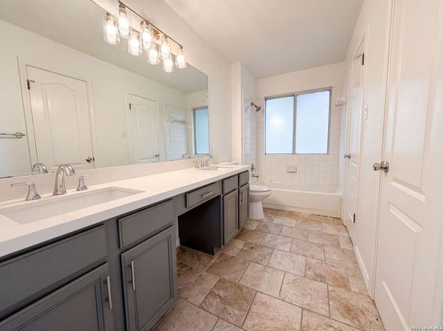 8423 BERRY KNOLL DR, Universal City, TX 78148