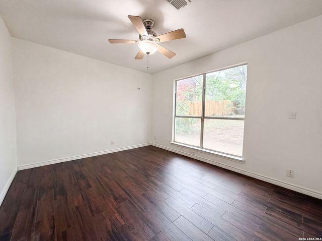 8423 BERRY KNOLL DR, Universal City, TX 78148