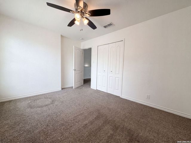 8423 BERRY KNOLL DR, Universal City, TX 78148