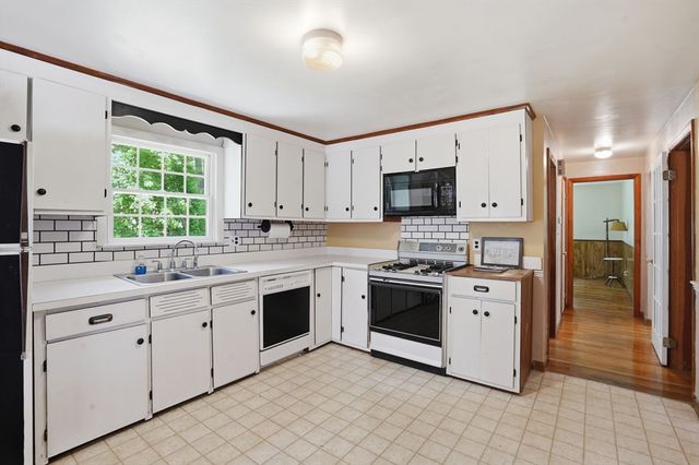 33 Cold Spring Rd, Westford, MA 01886