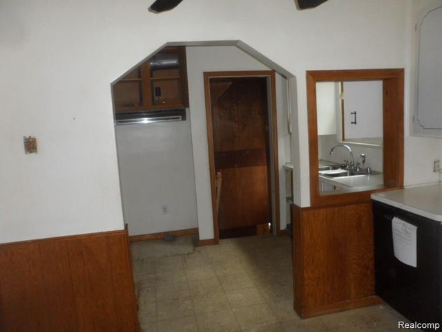 16207 Manchester Avenue, Eastpointe, MI 48021