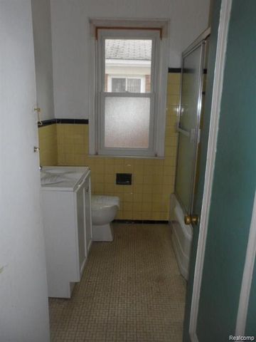 16207 Manchester Avenue, Eastpointe, MI 48021