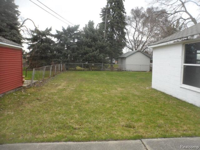 16207 Manchester Avenue, Eastpointe, MI 48021