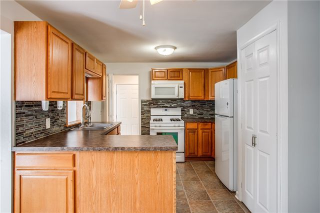 207 Valiant Drive, Henrietta, NY 14623