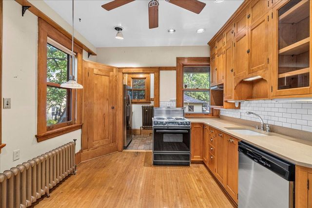 887 Ashland Avenue, Saint Paul, MN 55104