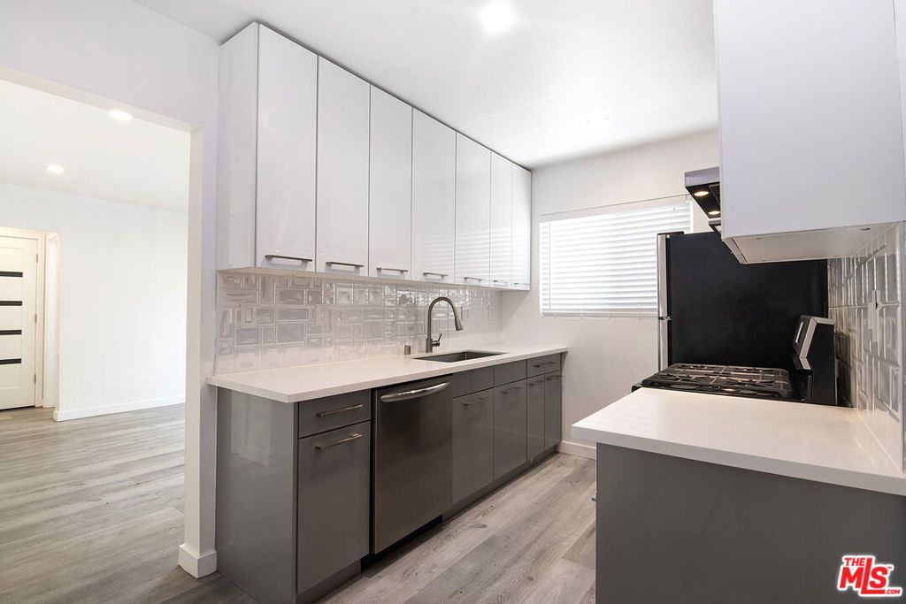 Image 10 of property listing at 514 S Mariposa Avenue, Los Angeles, CA 90020