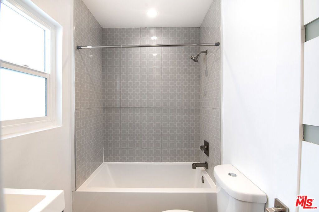 Image 11 of property listing at 514 S Mariposa Avenue, Los Angeles, CA 90020